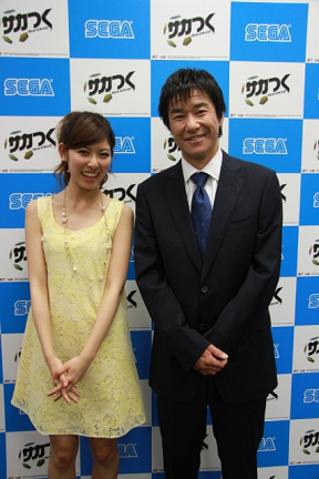 橘ゆりか(左)・中山雅史(右)