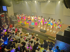 スチームガールズのライブに乱入したCheeky Parade