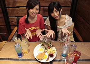 PASSPO☆（左：槙田紗子 右：根岸愛）