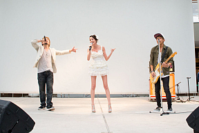 河北麻友子(中央)