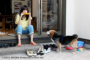 前田敦子 主演ドラマ MUSIC ON! TV シーズン・グリーティングID夏編「夏の日のタマ子」より (C)2012 M-ON! Entertainment Inc.