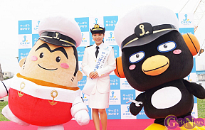 左からキャプテンなみ丸・川島海荷(9nine)・ペギ機関長