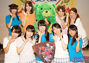 制服向上委員会 左上から森朱里・橋本美香・ゼロノミクマ・齋藤優里彩・池田伶奈、左下から齋藤乃愛・清水花梨・香取優花・小川杏奈・相澤美沙希