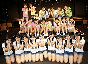 HKT48ひまわり組「パジャマドライブ」公演 初日出演メンバー集合 (C)AKS