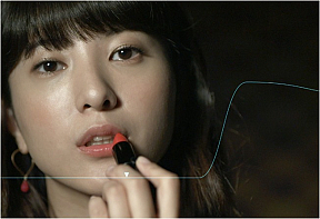 通常走行は「じわっと」シーン 艶っぽい表情で口紅を塗る吉高さん