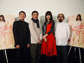 左から、伊東清矢、康すおん、前田敦子、山下敦弘監督