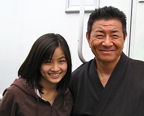 FAKYリーダーAnna(左)・ショー・コスギ(右)