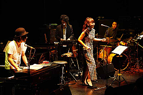 す!ば!ら!し!い! Toki Asako meets Schroeder-Headz お!も!て!な!し!より