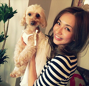 受賞した優木まおみさんと愛犬