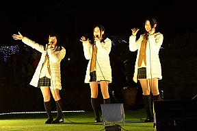 左から松村香織、北川綾巴、宮前杏実 (C)AKS