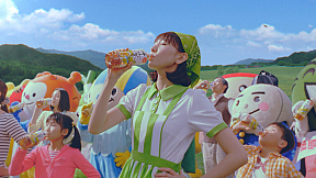 ベイビーレイズが出演したアサヒ 十六茶のCMより