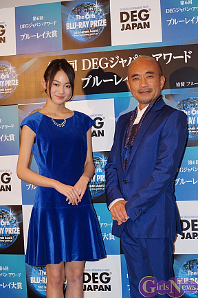 吉本実憂(左)・竹中直人(右)