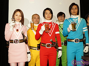 吉川友(一番左)