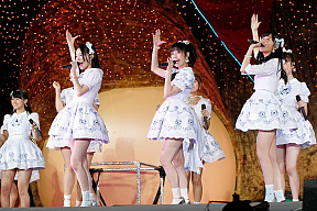 3月29日(土)「AKB48単独＆グループ 春コン in 国立競技場～思い出は全部ここに捨てていけ！～」 (C)AKS