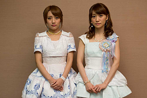 左から高橋みなみ、大島優子 (C)AKS