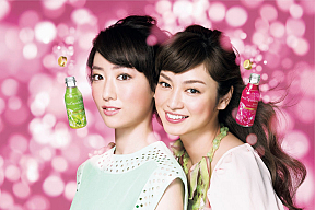 moumoon YUKA(左)・平愛梨(右)