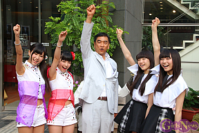 左から金澤有希(GEM)・武田舞彩(GEM)・山岸正裕市長・新井ひとみ(東京女子流)・庄司芽生(東京女子流)