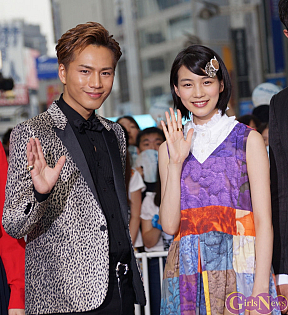 登坂広臣(左)・能年玲奈(右)