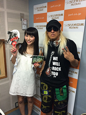 左から宮﨑理奈(SUPER☆GiRLS)・DJ KOO