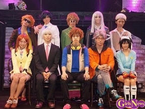 後列左より大島崚・髙﨑俊吾・田中稔彦・五十嵐啓輔・金井祐介、前列左より酒井蘭・栩原楽人・高橋健介・黒藤結軌・高橋紗妃