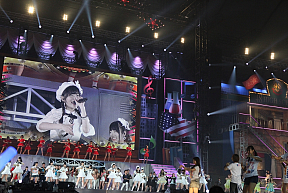 AKB48グループ東京ドームコンサート～するなよ？するなよ？卒業発表絶対するなよ？～ 2日目より (C)AKS