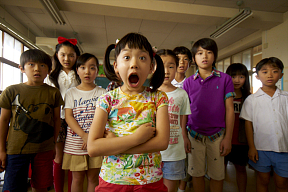 映画『円卓 こっこ、ひと夏のイマジン』より (C) 2014 「円卓」製作委員会