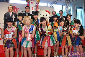 Cheeky Parade(手前)