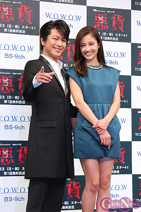 及川光博(左)・黒木メイサ(右)