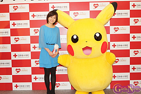 南沢奈央(左)・ピカチュウ(右)