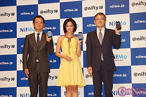 沢尻エリカ(中央)