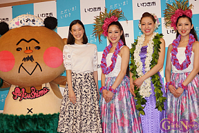 左からフラおじさん・蒼井優・フラガール