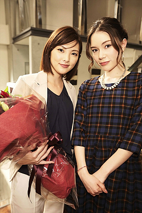 田中麗奈(左)、安田レイ(右)