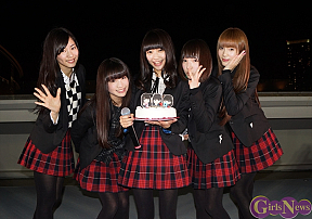 夢みるアドレセンス 左から小林玲・志田友美・荻野可鈴・京佳・小林玲