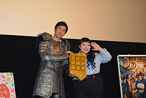 徳井義実(左)・渡辺直美(右)