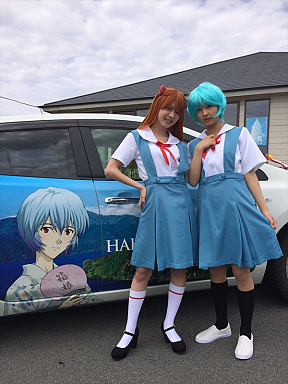 現役女子大生キャンパス・クイーンの井上真理子(左)と岡田彩花(右)