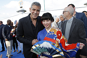 ジョージ・クルーニー(左)・志田未来(右) (C) 2015 Disney Enterprise