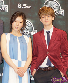 松岡茉優(左)、タイ・シンプキンス(右)