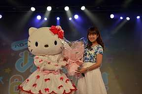 キティ(左)、福本愛菜 (右)　(C)’76.’15 SANRIO CO.，LTD.