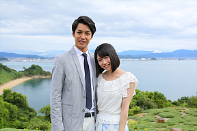 大野拓朗(左)、横山由依(右)(C)2015「AKB48 GROUP ShortShorots」製作委員会