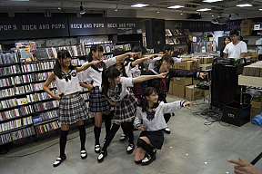 2o Love to Sweet Bullet インストアイベントの様子