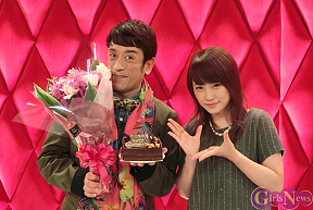 クリス松村(左)と川栄李奈(右)