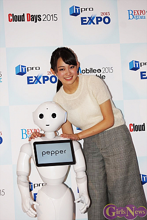 Pepper(左)・吉本実憂(右)