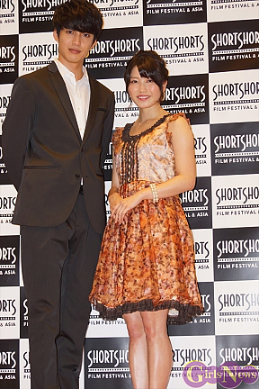 大野拓朗(左)・横山由依(右)