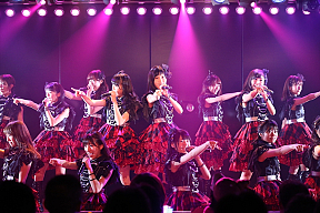 AKB48「ド～なる?!ド～する?!AKB48」公演の様子 (C)AKS