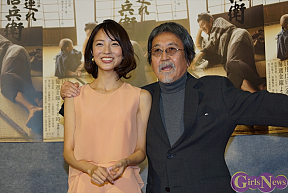 小島梨里杏(左)、中村嘉葎雄(右)