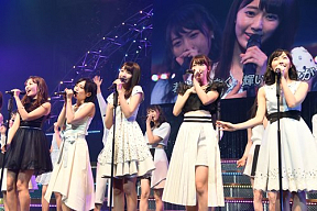 『AKB48 グループリクエストアワー セットリストベスト 100 2016』より。中央が宮脇。(C)AKS