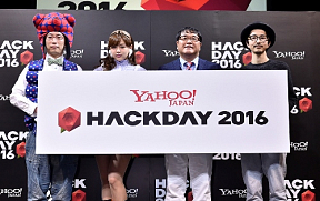 篠崎愛（左から2人目）