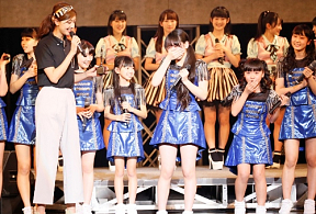 審査員を務めた熊井友理奈（左）から表彰されるベストパフォーマンス賞の二人。