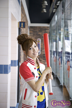 大島麻衣　剛速球打撃に挑戦！(撮影：中庭愉生)