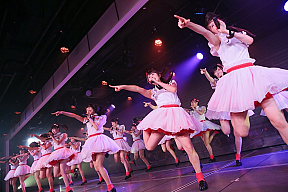 「初お披露目1周年記念特別公演」より(c)AKS